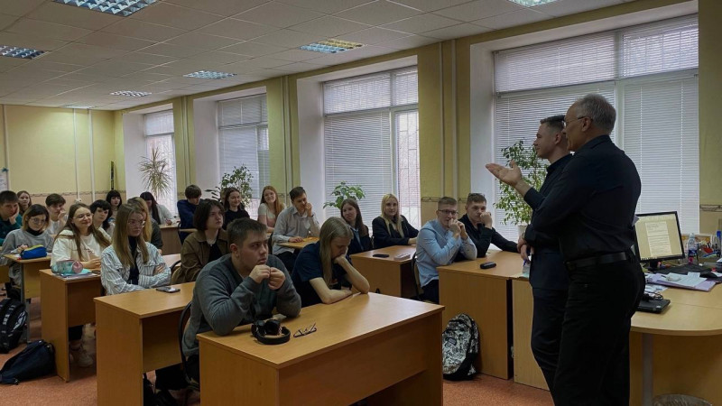 Представители областных комиссий встретились с учениками 11 класса школы №16 в Вологде