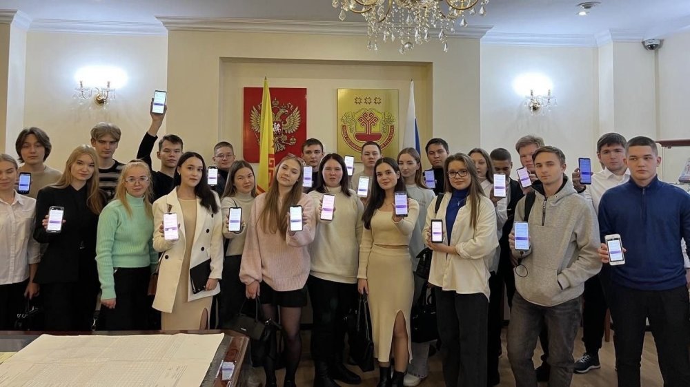 Члены Клуба молодых избирателей ЧувГУ посетили выставку Избиркома Чувашии и присоединились к общероссийской тренировке ДЭГ